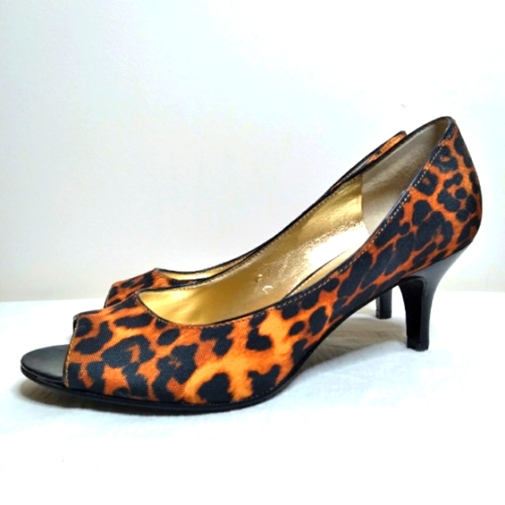 Bandolino leopard print peep toe pump. Size 6.5
